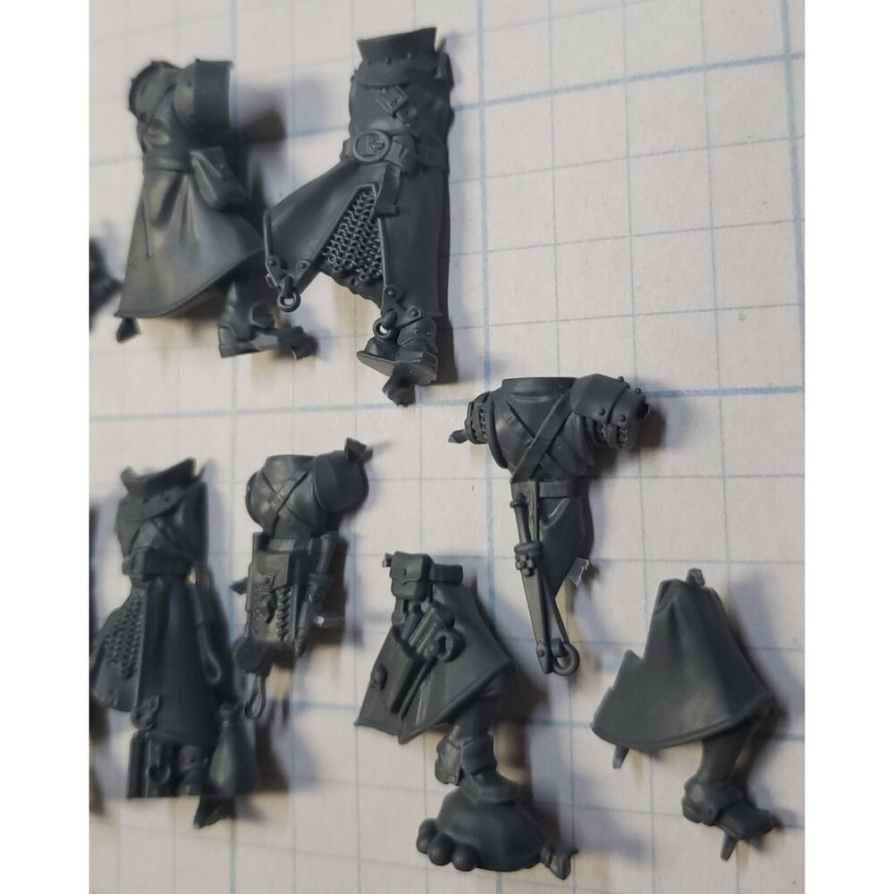 Warhammer Cities of Sigmar Bits Freeguild Fusiliers Robed Torsos & Legs Set x5 B - Picture 6 of 6
